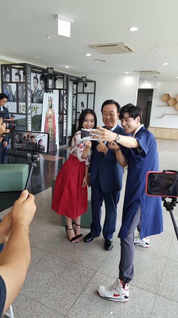 베트남 국영 VTV와 아리랑TV 경주엑스포공원 취재, 김관용 도지사와 모델 쩌우부이, 한류아이돌 JJCC 심바 기념촬영