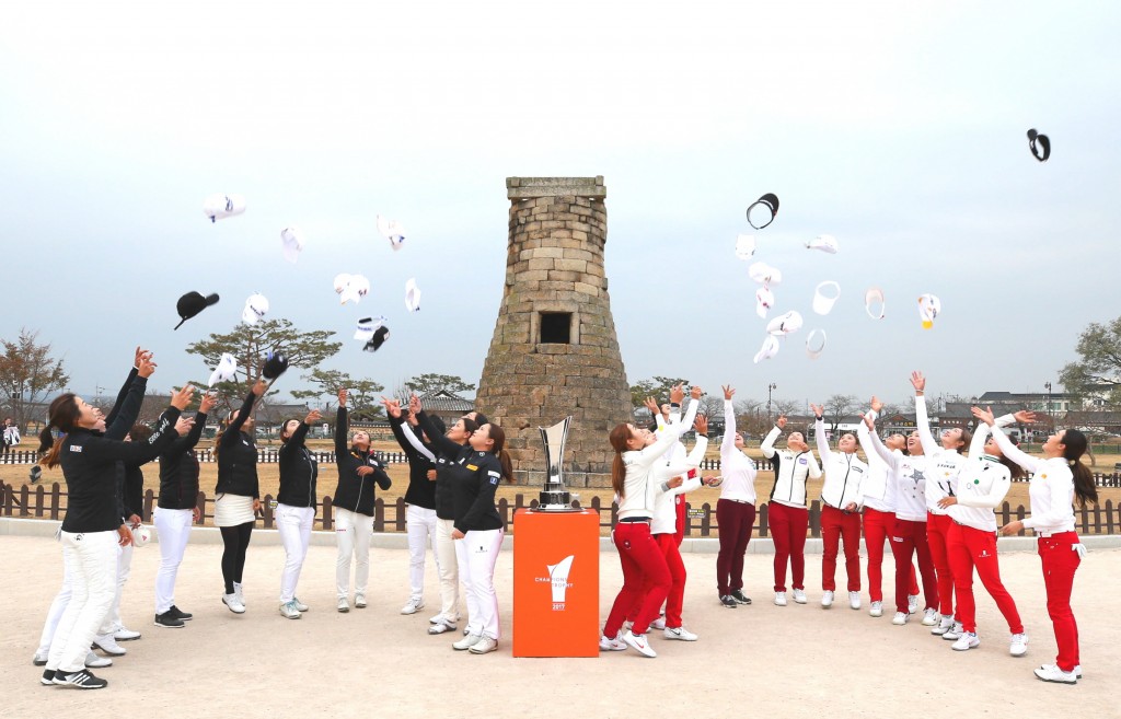 지난해 첨성대 앞에서 챔피언스트로피 박인비 인비테이셔널 공식 포토콜세리모니 하는 Team LPGA와 Team KLPGA