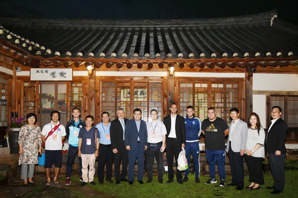 2. 프랑스 베르사유, 슬로바키아 니트라, 베트남 후에, 일본 나라 등  경주국제유소년축구대회에 참여한 경주 해외자매도시 선수단이 27일 환영만찬 후 기념사진을 촬영하고 있다.