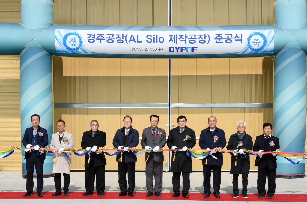 2. 동양피엔에프(주) 경주공장 준공식(사진왼쪽 네번째부터 김영주 강동면장, 배효점 동양엔에프(주)대표이사, 주낙영 경주시장)(1)