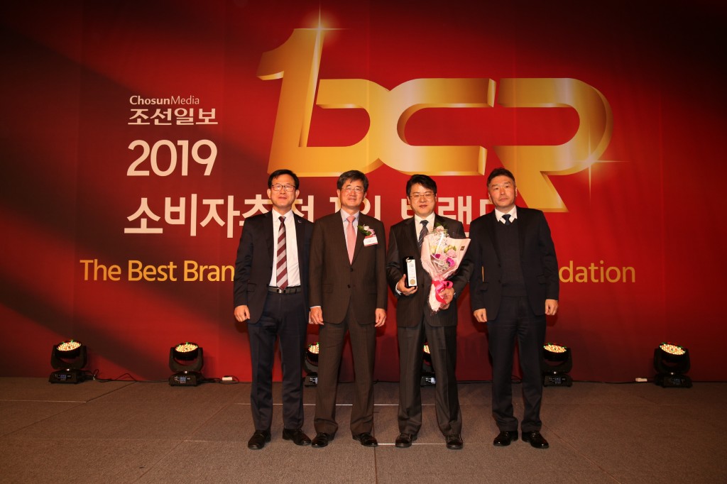 1.경주시, ‘2019 소비자추천 1위 브랜드 대상’수상 후 기념촬영하고 있다.(사진 왼쪽부터 예병원 경주시 정책기획관, 이광회 본부장, 이영석 경주부시장, 김종호 경주시 기획팀장) (3)