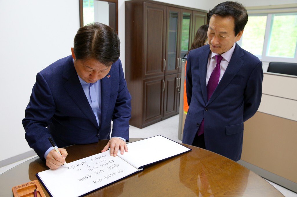 방명록을 작성중인 일일 경북도지사 권영진 대구시장