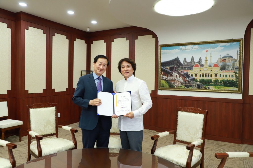 1- 4일 경주세계문화엑스포 류희림 사무총장(왼쪽)이 함신익 지휘자에게 자문위원 위촉장을 전달하고 있다.
