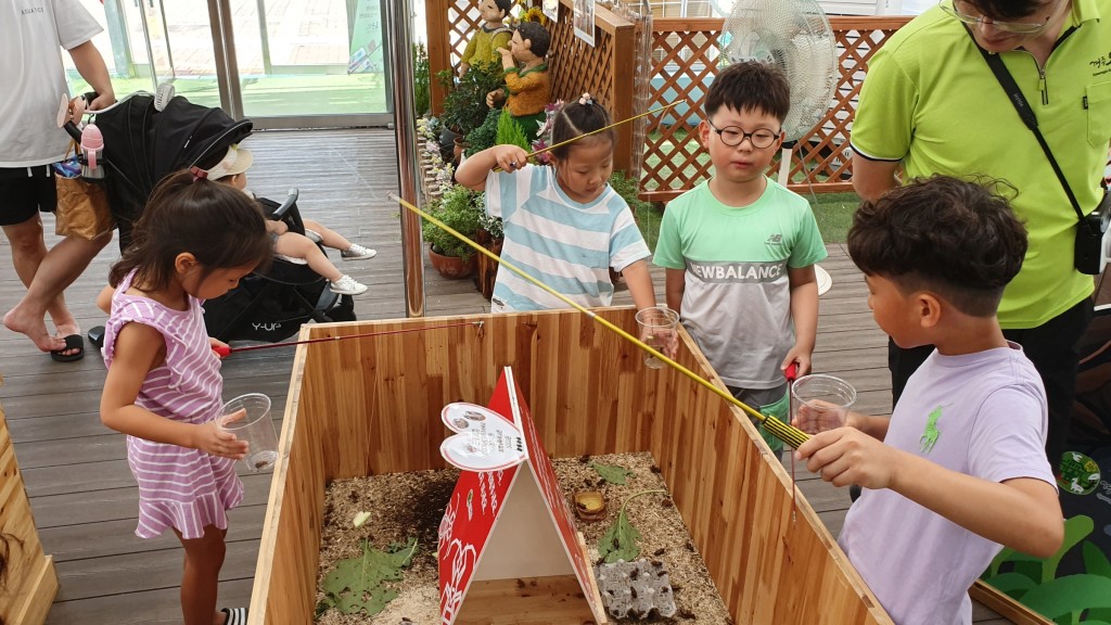 3. 경주 동궁원에 재미있는 곤충체험 하러 오세요. (1)