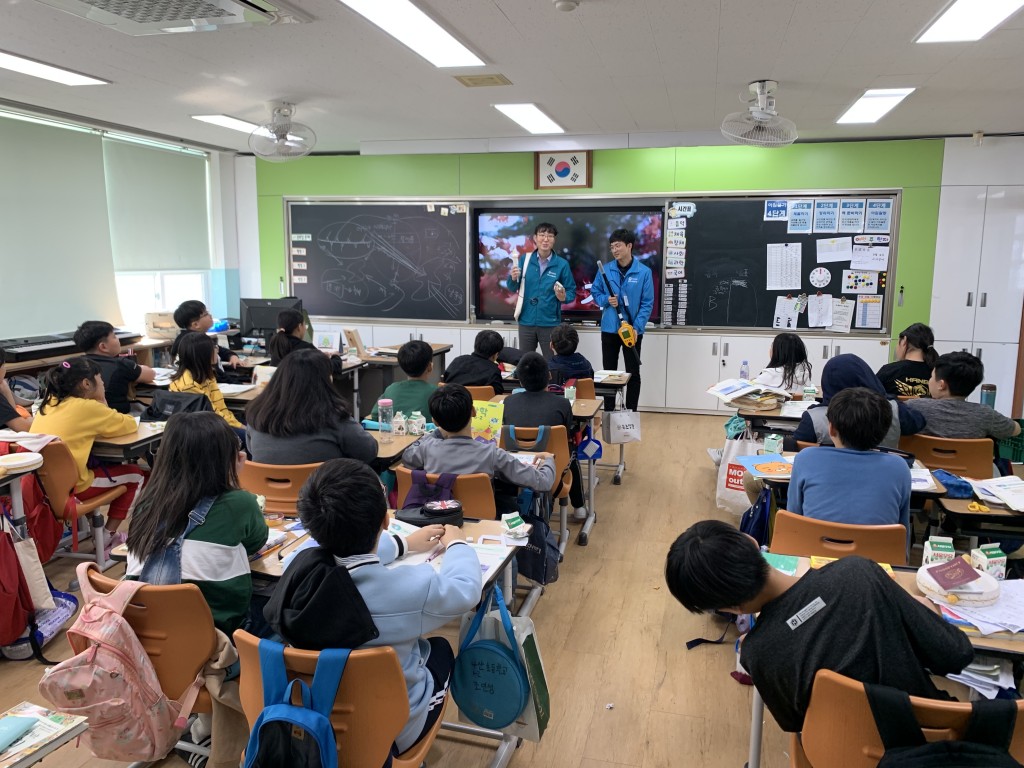공단 직원들이 방사선 측정장비 사용법을 교육하고 있다