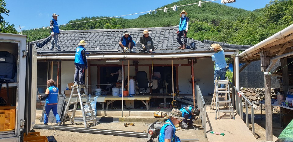 6. (사)경주어울림한마당봉사회, 산내면 장애인세대 집수리 봉사 실시 (2)