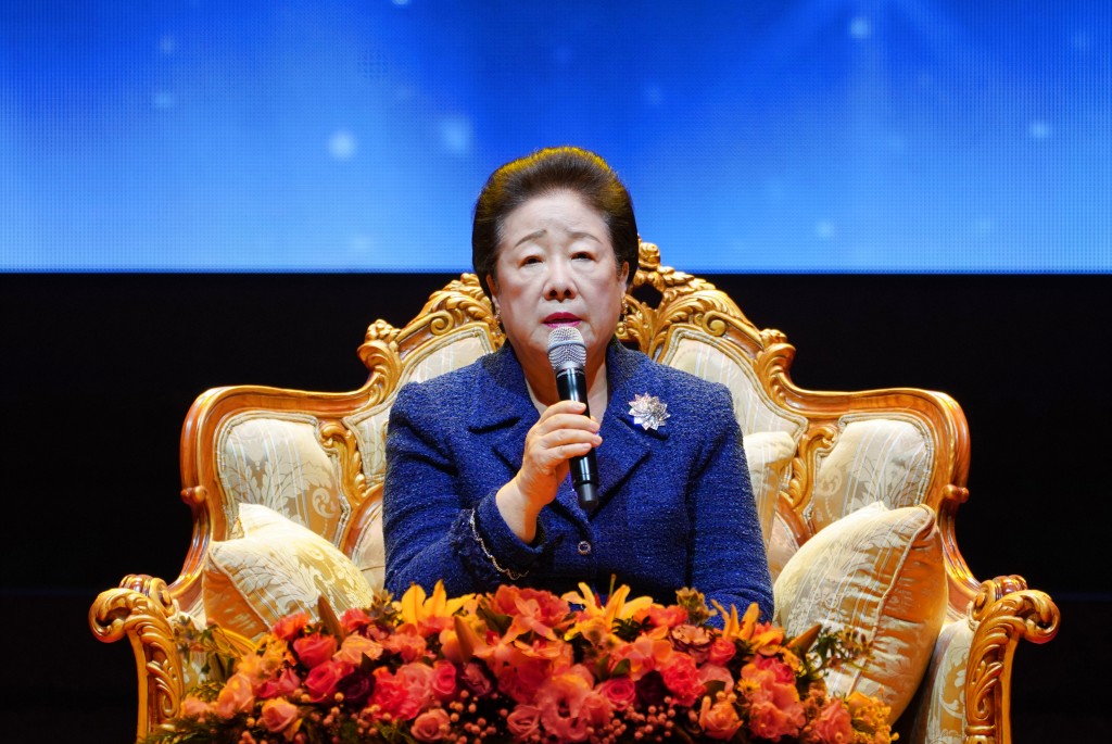 축하의 말을 전하는 한학자 총재