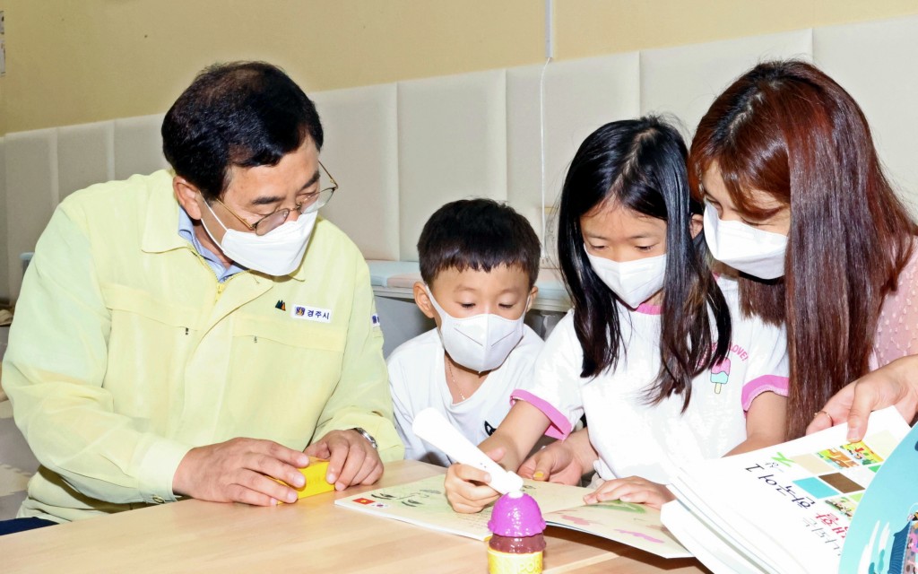 주낙영 경주시장이 12일 공동육아나눔터를 찾아 현황을 살피며 시민들의 목소리를 청취하고 있다.
