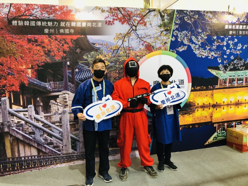 2.경상북도 홍보부스를 찾은 관광객들이 기념촬영을 하고있다.