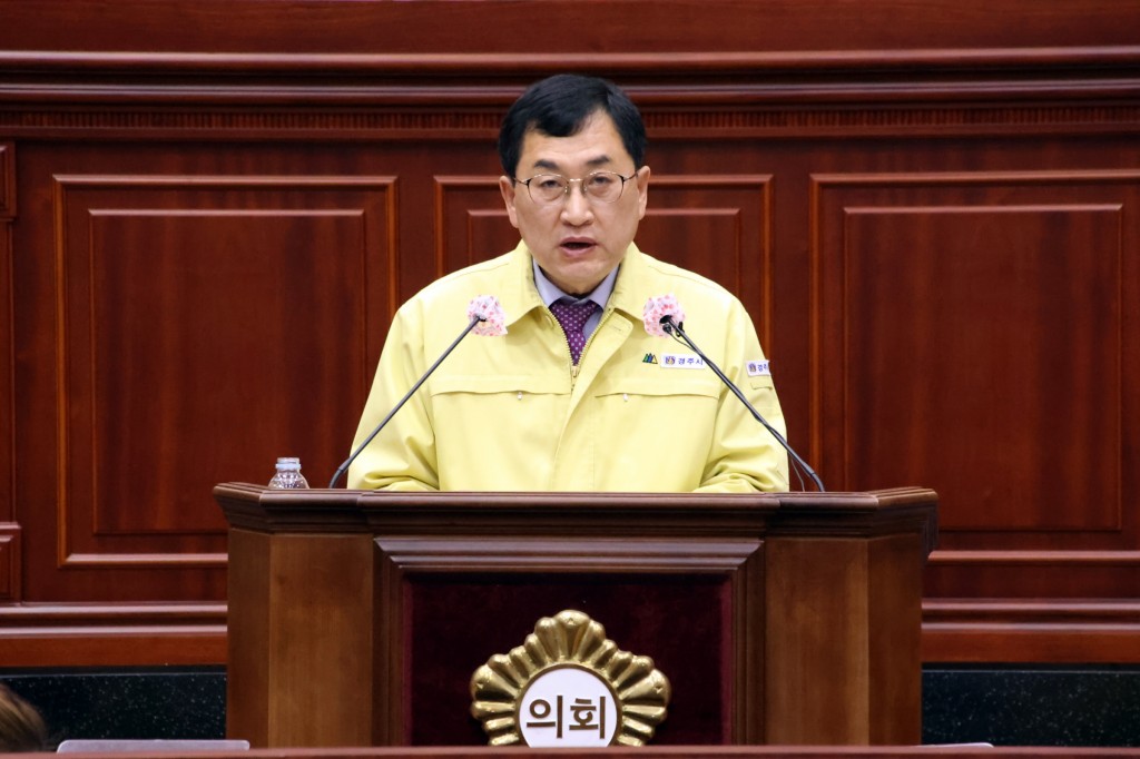주낙영 경주시장이 29일 의회 본회의장에서 열린 제264회 경주시의회 제2차 정례회 시정연설을 하고 있다 (1)