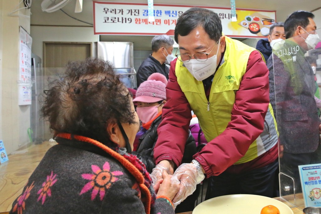 주낙영 경주시장이 지역 어르신들을 만나 노인복지사업장을 점검하고 관계자들을 격려하고 있다._02