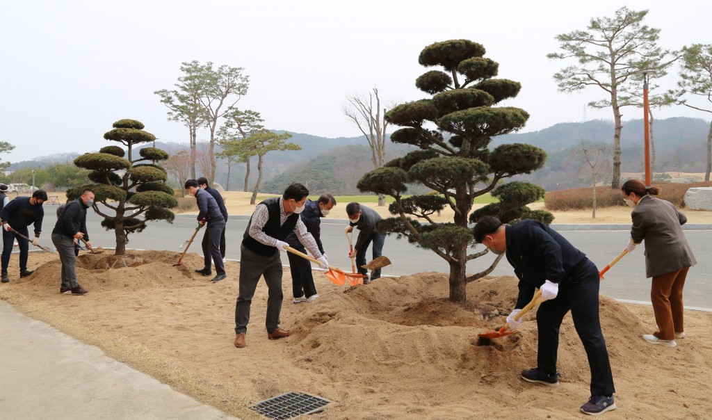 김성조사장과 임직원들이 안동에서 식수행사를 진행하고 있다.