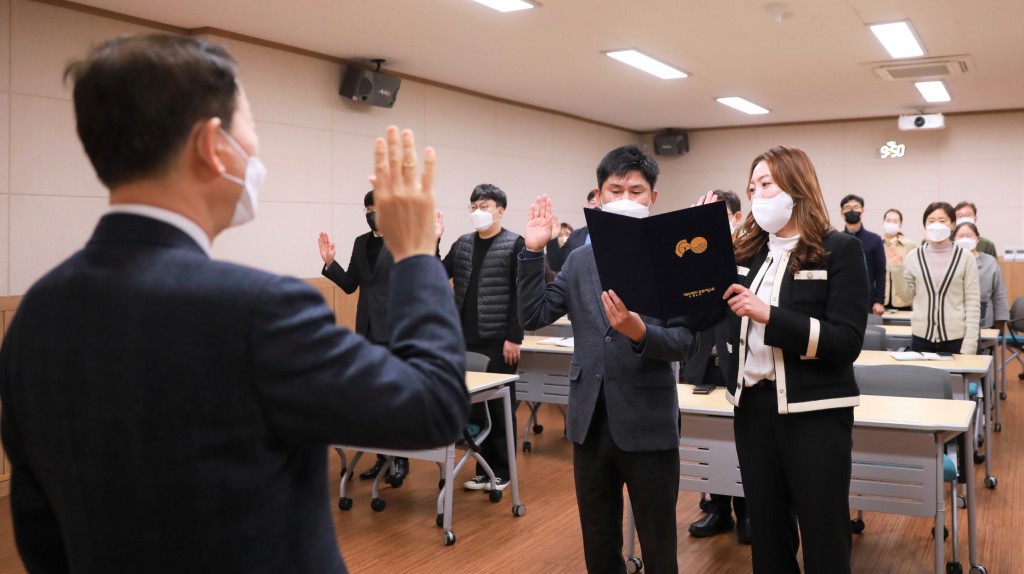 경주엑스포대공원  임직원들이 4월 1일 열린 안전보건경영방침 선포식에서 안전경영을 위한 선서를 하고 있다
