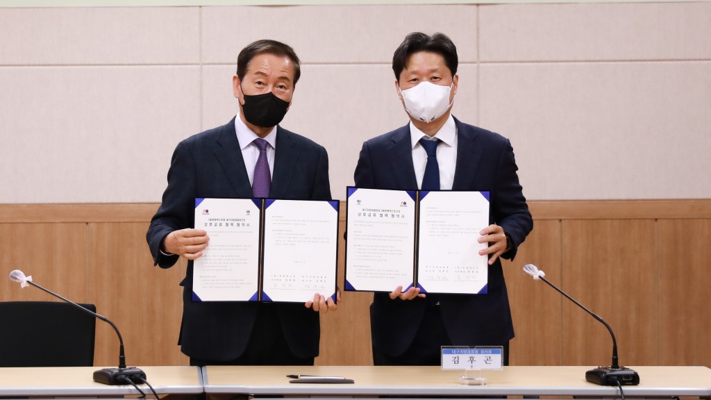 류희림 경주엑스포대공원 사무총장(왼쪽)과 김후곤 대구지방검찰청 검사장이 협약서에 서명 후 기념촬영을 하고 있다.