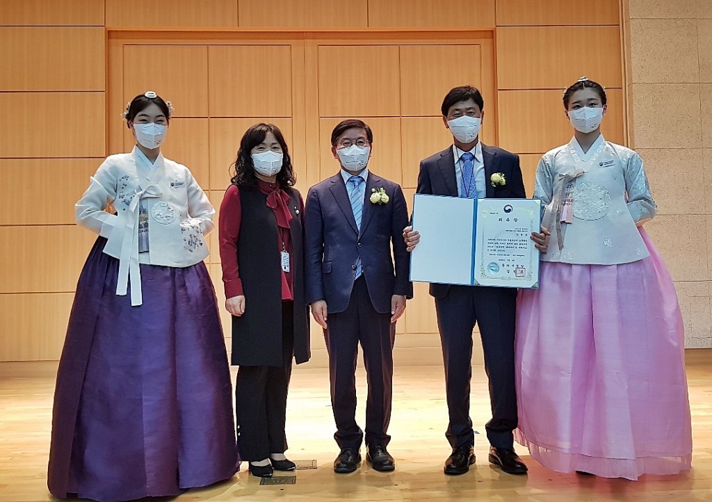 3. 천연기념물 보존에 노력해 온 마을이장, 문화재청으로부터‘당산나무할아버지’ 자격 받아