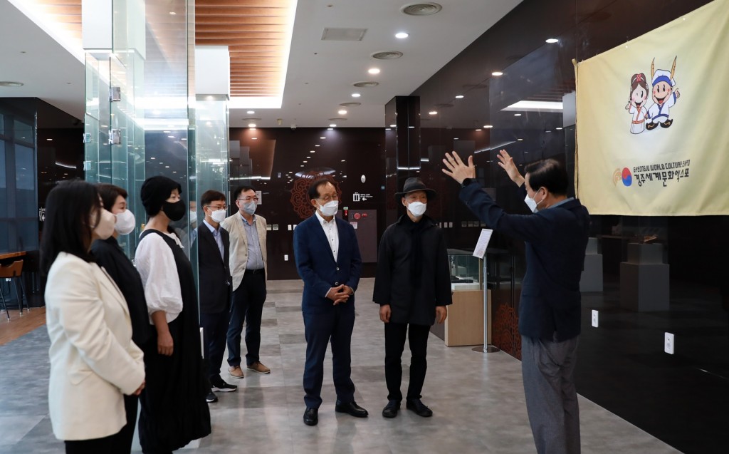 2_류희림 경주엑스포대공원 대표가 제막에 앞서 경주타워 디자인에 대한 설명을 하고 있다