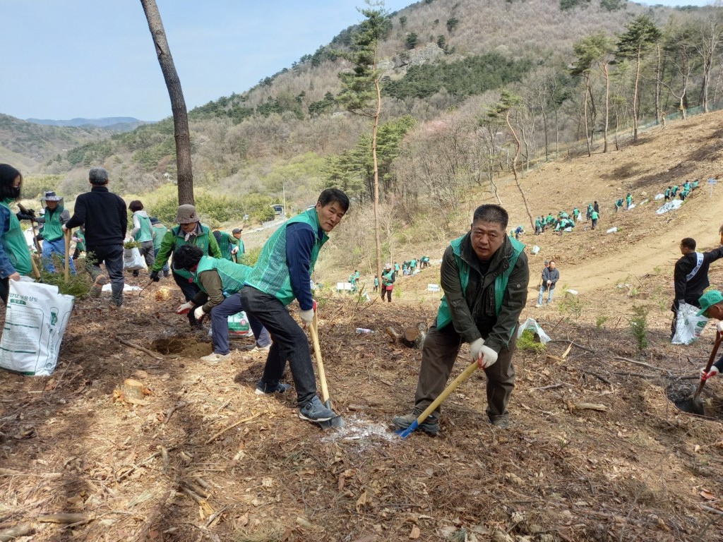 10-2. 경주시새마을회, 식목일 맞아 아름다운 산림 가꾸기에 동참