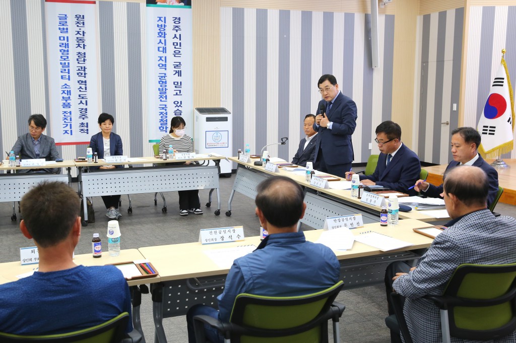 2-2. 주낙영 시장이 17일 시청 대회의실에서 열린 전통시장 상인회 간담회에 참석해 인사말씀을 하고 있다