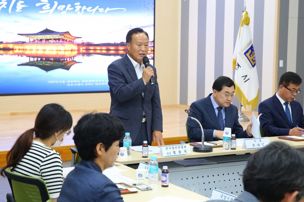 2-3. 정동식 전국상인연합회장이 17일 시청 대회의실에서 열린 전통시장 상인회 간담회에 참석해 인사말씀을 하고 있다