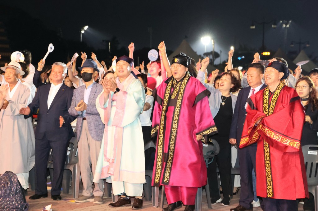 주낙영 시장을 비롯한 주요 내빈들이 초청가수 축하공연 즐기고 있다