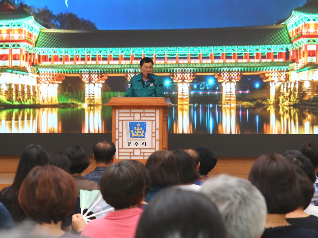 2-2. 주낙영 경주시장이 21일 시청 알천홀서 열린 읍면동 지역사회보장협의체 위원 역량강화 교육에 참석해 인사말씀을 하고 있다