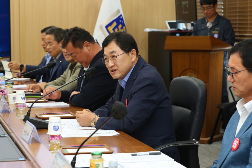 2-2. 주낙영 시장이 17일 시민감사관 3분기 간담회에 참석해 인사말씀을 하고 있다