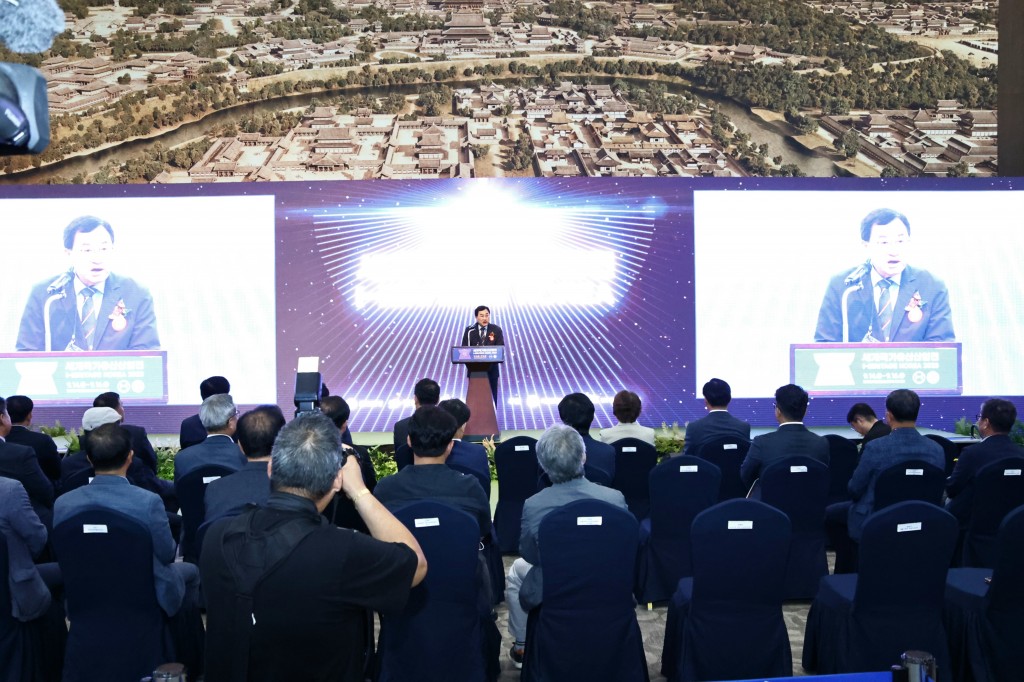 1-2. 주낙영 시장이 14일 HICO서 열린 세계국가유산산업전 개막식에 참석해 인사말씀을 하고 있다