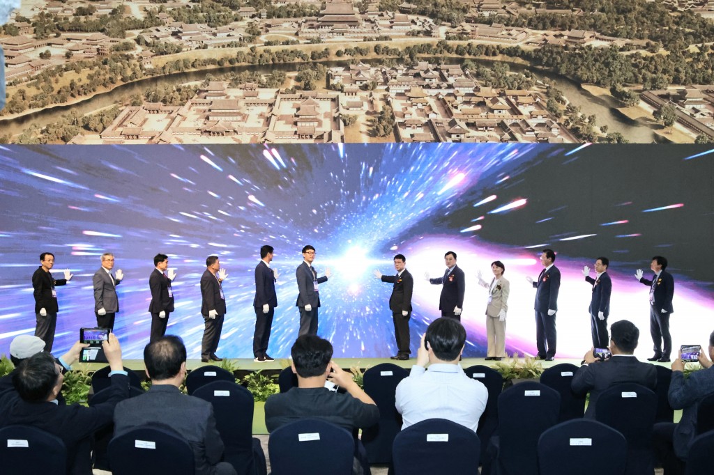 1-3. 14일 세계국가유산산업전 개막식에 참석한 주요 내빈들이 오프닝 세레머리를 하고 있다.