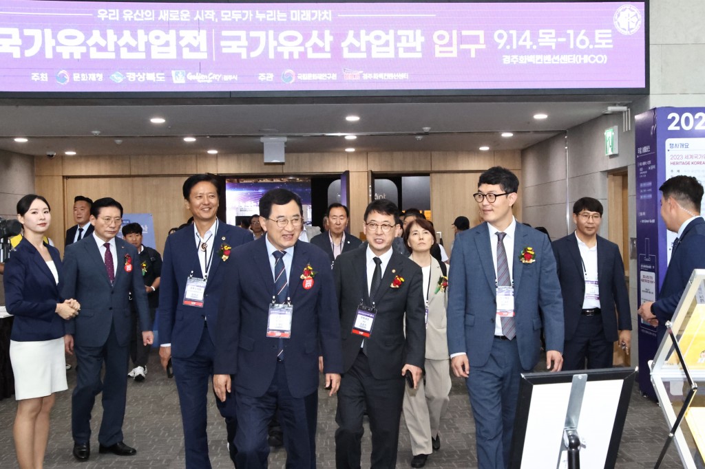 1-4. 주낙영 시장이 14일 세계국가유산산업전 개막식 후 주요 관계자들과 산업관을 투어하고 있다