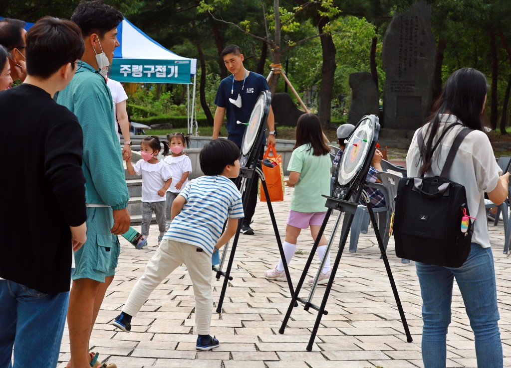 전통놀이를 체험중인 어린이 관람객(지난해  모습)