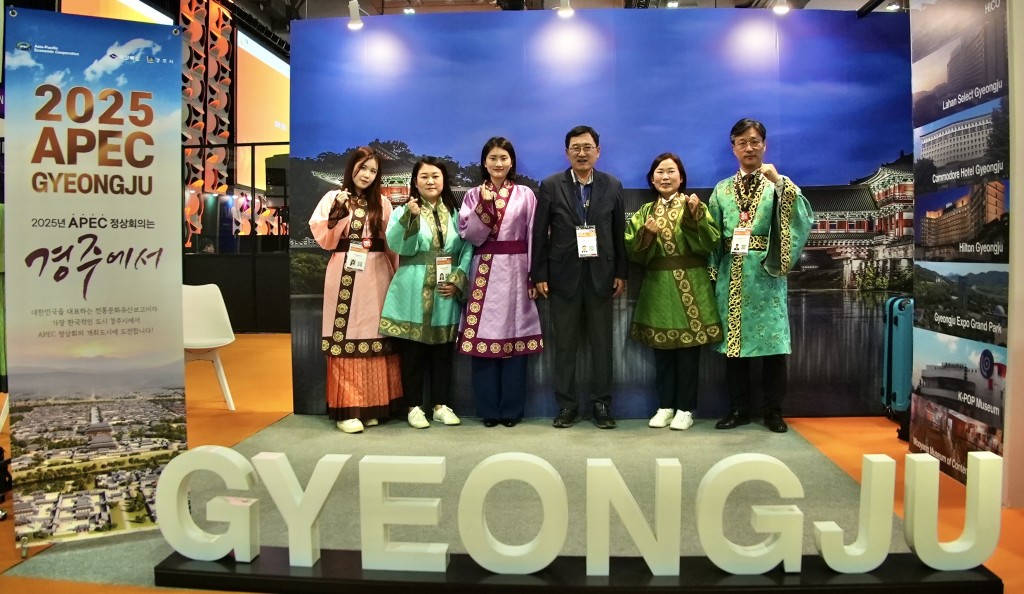 1-2. 주낙영 시장을 비롯한 시 관계자들이 25일 싱가포르에서 열리는 ITB Asia 2023 박람회에 참가해 경주 홍보부스 앞에서 기념촬영을 하고 있다