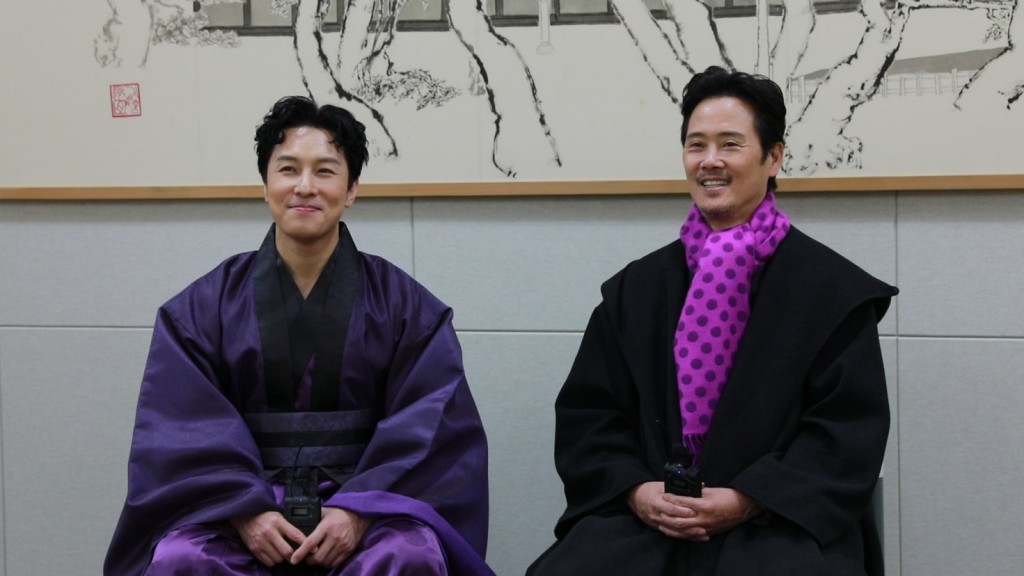 밀본역을 맡은 남경주(오른쪽)와 김동완 배우가 인터뷰를 하는 모습