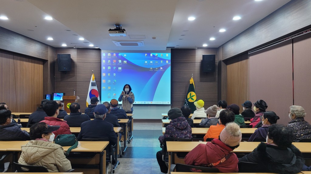 3. 청도 새마을운동발상지 기념관에서 관련 설명을 듣고 있다