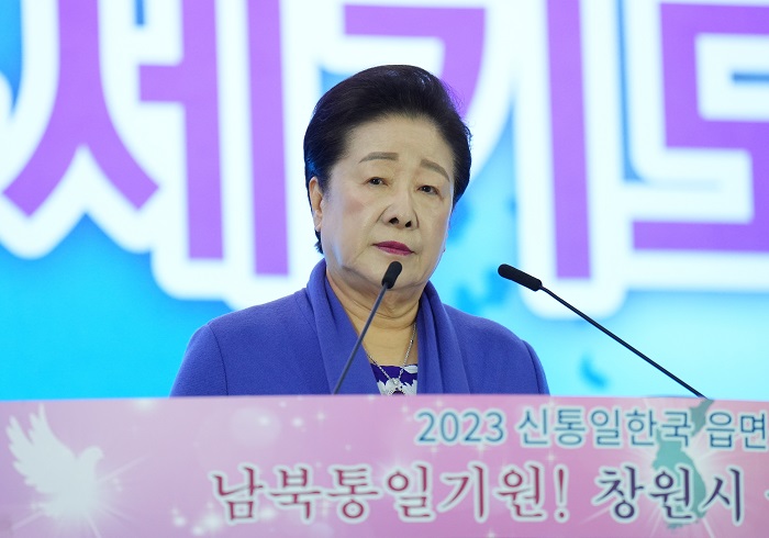 남북통일 기원 창원시 구국구세 기도회에서 기조연설하는 한학자 참부모님