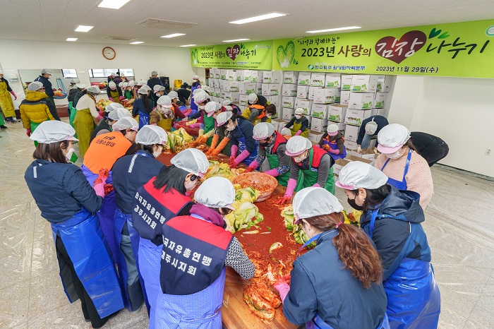 사진3. 김장김치 버무리는 모습