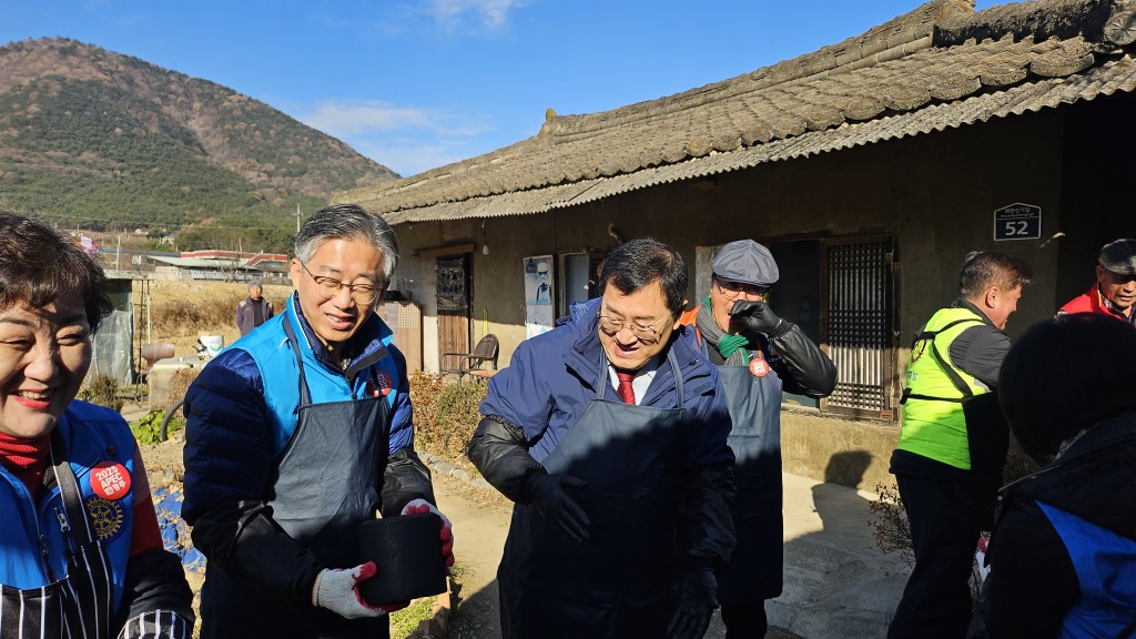 사진 1. 조성돈 이사장(왼쪽에서 두번째)이 연탄을 나르고 있다