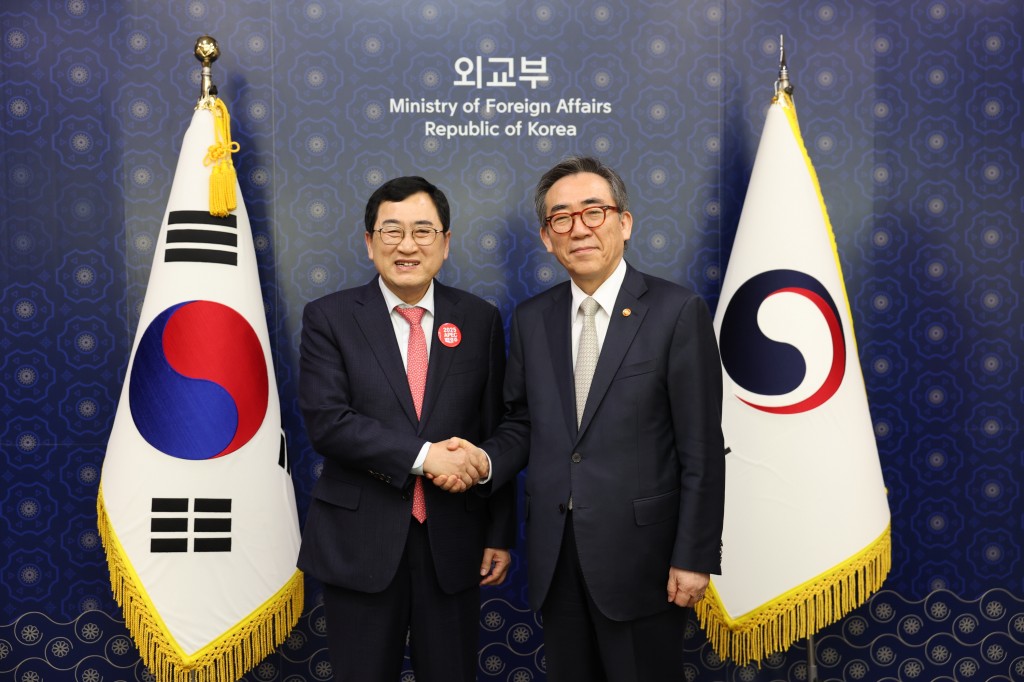 1-1. 주낙영(좌측) 경주시장이 27일 정부서울청사에서 조태열 외교장관을 만나 2025 APEC 정상회의 경주 개최를 건의한 후 기념촬영을 하고 있다.