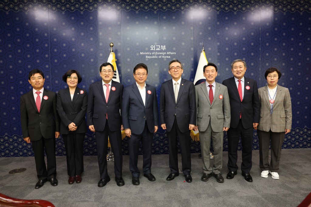 1-2. 경주시와 경북도는 27일 정부서울청사 내 외교부를 찾아 2025 APEC 정상회의 경주 개최를 건의한 후 조태열 외교부 장관과 함께 기념촬영을 하고 있다.