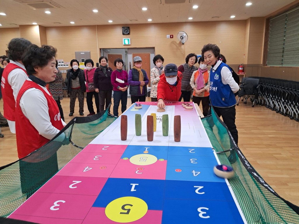 1-2. 어르신이 행복하고 건강한 도시 만든다