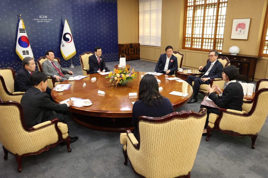 1-3. 경주시와 경북도는 27일 정부서울청사 내 외교부를 찾아 2025 APEC 정상회의 경주 유치의 의미와 개최 최적지로서 강점을 적극 건의하고 있다.