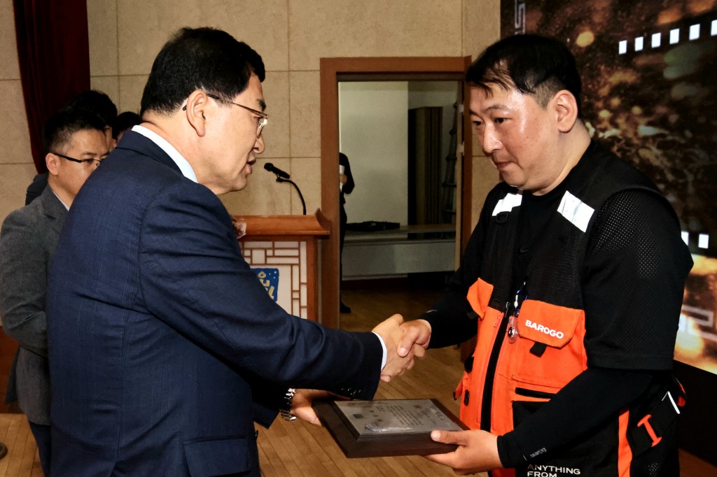 4. 응급조치로 시민 생명 구한 이태훈 씨에 표창