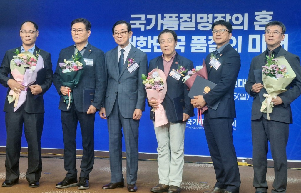 3-3. 이치우 경주 국가품질명장(왼쪽에서 4번째)이 한국품질경영학회장상을 수상했다.