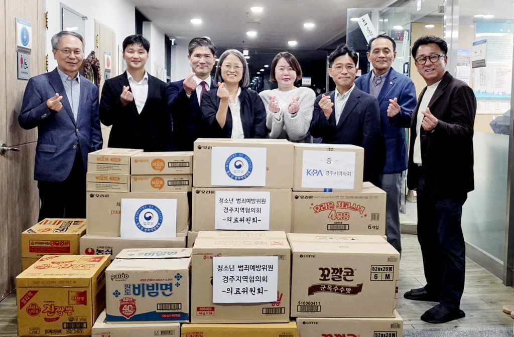 왼쪽부터 두번째 박준범검사, 네번째 정명원 지청장